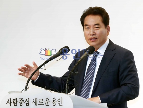 백군기 용인시장 기자간담회 설명.jpg 2009218379_1539145064.58.jpg
